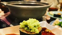 Ada yang mau? Sushi roll dengan tambahan shoyu dan wasabi ini jadi salah satu makanan favorit cowok 30 tahun ini. Foto: Instagram @khunsta0624