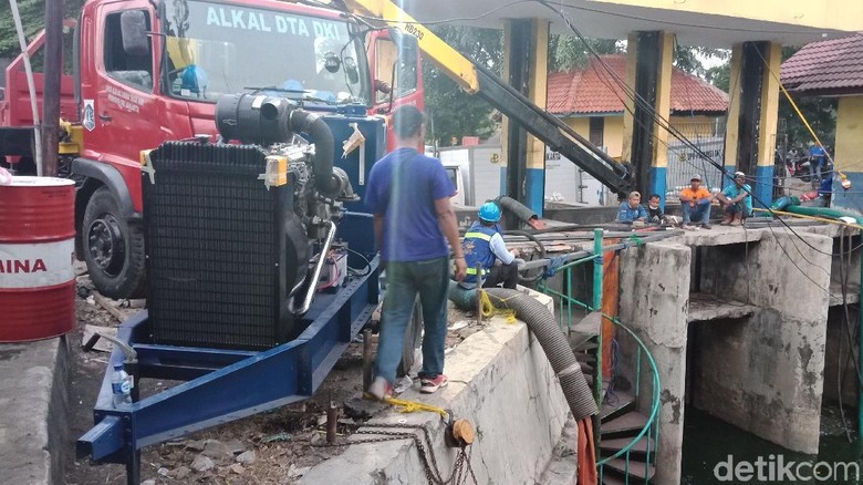 Kurangi Bau, 3 Pompa Hydraflow Dipasang di Kali Item Kurangi Bau, 3 Pompa Hydraflow Dipasang di Kali Item