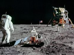 Potret Bersejarah Para Astronot Injak Permukaan Bulan