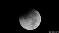 Setelah fase ini, bagian bulan tampak memerah dan mencapai puncak kemerahannya saat puncak gerhana sekitar mendekati pukul 03.30 WIB.