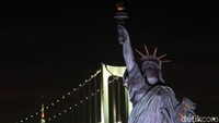 Tak hanya bisa menikmati megahnya jembatan terpanjang di Tokyo ini, dari sisi Aqua City Odaiba, juga bisa menikmati pemandangan patung liberty tiruan seperti yang ada di New York, AS.