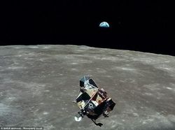 Potret Bersejarah Para Astronot Injak Permukaan Bulan