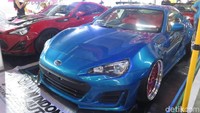 Dari segi pilihan mobil, modifikator Batam lebih mudah mendapatkan tipe mobil yang tidak tersedia di daerah lain di Indonesia. Demikian juga untuk parts-parts besar seperti mesin maupun pelek. Jadi dia lebih berbeda dan beragam, katanya ketika berbincang bersama detikOto di Mega Mall Batam, Batam, akhir pekan kemarin. Foto: Ruly Kurniawan