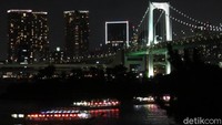 Jembatan ini dapat dilihat dari daratan Tokyo dan sisi Odaiba, siang atau malam secara gratis.