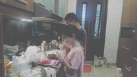 Selain hobi kulineran, Shay juga ternyata jagi buat kue lho. Ini pose serius Shay ketika membuat kue. Kira-kira kue apa ya, yang dibuat? Foto: Instagram @salshaindradjaja