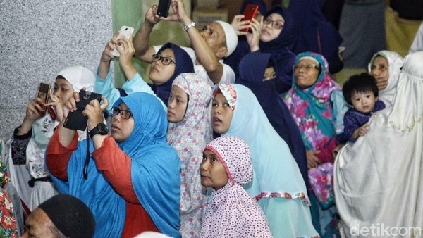 Antusias Warga Jakarta Lihat Gerhana Bulan Total