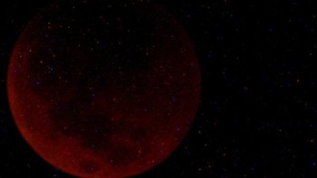 Pada saat gerhana Bulan total, Bulan berwarna merah darah sehingga disebut blood moon. Warna merah darah tersebut disebabkan pembiasan cahaya Matahari oleh atmosfer Bumi sehingga warna merah cahaya Matahari menimpa purnama. Foto: Dok. LAPAN