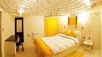 Hotel uniknya lainnya adalah Palacio de Sal, sebuah hotel yang dibangun menggunakan garam dari dataran garam Salar de Uyuni. Hotel yang terletak di Bolivia ini memiliki 30 kamar sederhana dengan kombinasi yang unik nan apik di lantai kayu dan bak mandi ubin pribadi yang dikendalikan oleh iklim. Berbagai perabotan dan bangunan dari hotel ini dibuat dari garam lho. Istimewa/Pinterest.