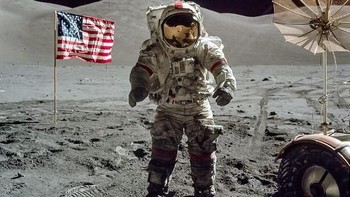 Astronot Apollo 17 yang juga menginjakkan kaki di bulan tampak dalam foto ini. Foto: NASA