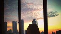 Kalau ini, saat dia sedang berpose dengan latar sunset. Momen itu dipotret di Jakarta lho (pungkyafriecia/Instagram)