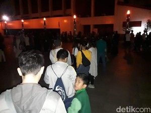 Muda-mudi Padati TIM untuk Saksikan Gerhana Bulan