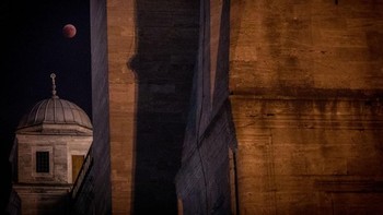 Pemandangan menjelang gerhana Bulan di masjid di Istanbul, Turki. Foto: Getty Images