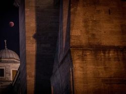 Antusiasme Warga Dunia Sambut Gerhana Bulan Terlama