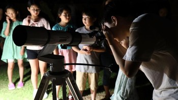 Anak-anak di Korea Selatan bergiliran menyaksikan proses gerhana Bulan. Foto: Getty Images