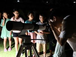 Antusiasme Warga Dunia Sambut Gerhana Bulan Terlama