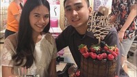 Rayakan ulang tahun yang ke-20, Shay dapat kejutan manis dan romantis dari sang kekasih. Lengkap dengan kue tart bertuliskan ‘Happy Birthday Queen of Ngambek’. Foto: Instagram @salshaindradjaja