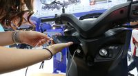 Kehabisan Baterai di Jalan Akibat Main Game? Colok ke Motor Saja