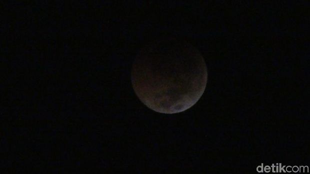 Warga Sulsel Nikmati Gerhana Bulan Total Sambil Santap Jagung Rebus