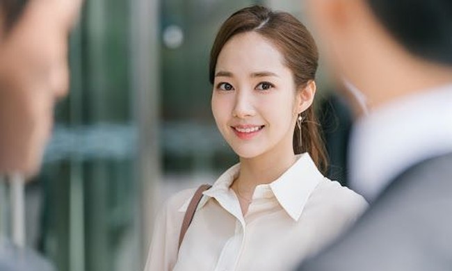 Dan seperti inilah wajah Park Min Young sekarang saat membintangi Whats Wrong With Secretary Kim. Dia berperan sebagai sekretaris cantik dan pekerja keras Kim Mi-so. Sosoknya membuat jatuh hati atasannya Lee Young-joon yang diperankan Park Seo-joon. Foto: ist.