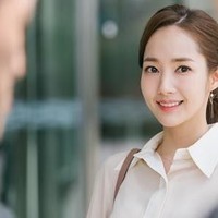 Dan seperti inilah wajah Park Min Young sekarang saat membintangi Whats Wrong With Secretary Kim. Dia berperan sebagai sekretaris cantik dan pekerja keras Kim Mi-so. Sosoknya membuat jatuh hati atasannya Lee Young-joon yang diperankan Park Seo-joon. Foto: ist.
