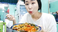 Santai pakai kaos, Jisun mampir makan di warteg. Cah kangkung dan orek tempe sepertinya jadi santapan Jisun. Foto: Instagram harijisun