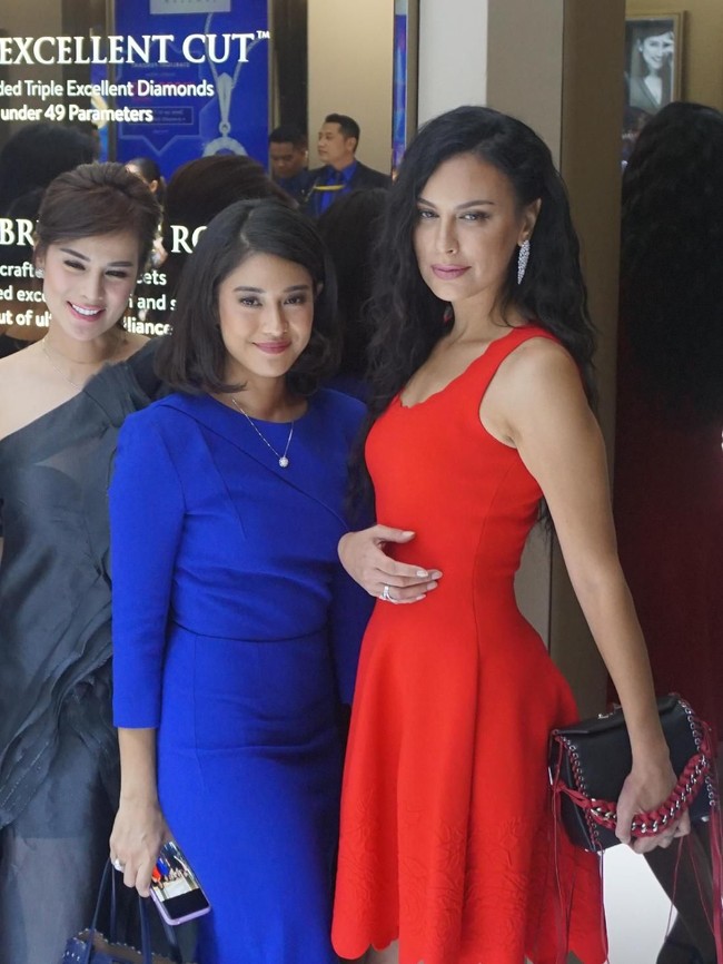 Gaun Alexander McQueen itu hadir dalam siluet yang mempertegas lekuk tubuh seksinya. Sementara potongan rok yang jatuh di pangkal paha mengekspos kaki jenjang sophia.  Foto: Foto: Daniel Ngantung/Wolipop