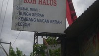 Namanya warung makanan roh halus. Seram banget kan? Ternyata yang dijual bukan makanan sungguhan tapi bunga. Sejak kapan ya roh halus makan bunga? Foto: Istimewa