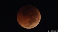 Beberapa foto ini merupakan detik-detik peristiwa gerhana bulan yang berhasil direkam hingga mengalami gerhana bulan total.