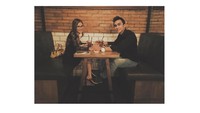Rayakan anniversary, Shay tampil cantik dalam balutan dress hitam ketika makan malam bersama sang kekasih di sebuah restoran. Foto: Instagram @salshaindradjaja