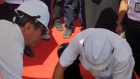 Menteri Hukum dan HAM Yasonna Laoly bersama Menteri Pekerjaan Umum dan Perumahan Rakyat (PUPR) Basuki Hadimuljono menaruh semen sebagai tanda groundbreaking pembangunan rusun dan rusus untuk petugas Lapas Nusakambangan. Foto: Dok. Kementerian PUPR