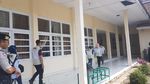 Foto: KPK Geledah-Bawa 1 Koper dari Ruangan DPRD Lampung Selatan