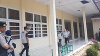 KPK menggeledah ruangan Komisi A, B dan C DPRD Lampung Selatan. Foto: Bahtiar Rivai/detikcom