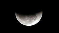 Bulan terlihat saat gerhana bulan di atas langit Sao Paulo, Brasil 27 Juli 2018. REUTERS / Paulo Whitaker