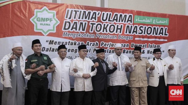 Party Chairman Gerindra, Prabowo Subianto, PAN Party President Zulkifli Hasan, PKS Syuro Chairman Salim Segaf Al Jufri, PKS President Sohibul Iman, UN President Yusril Ihza Mahendra, and Worker President Tomy Soeharto attended the Ijtima Ulama demonstration and national personalities. Menara Peninsula Hotel, Jakarta (7/27).