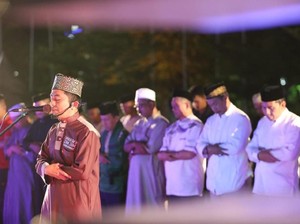 Khusyuknya Salat Gerhana Bulan di Anjungan Pantai Losari Makassar