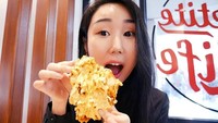 Sempat tren di Indonesia, Jisun tak melewatkan cicip ayam goreng berbalut saus telur asin. Dari ekspresinya sih Jisun kelihatan doyan ya? Foto: Instagram harijisun
