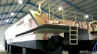 Tank boat ini dibuat dengan hull ganda atau disebut sebagai catamaran. Dimensi bagian bawah kapal dibuat hanya setinggi satu meter, jadi bisa masuk ke perairan kecil seperti sungai dan rawa.