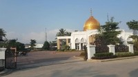 Rumah mewah Zainuddin yang bercat warna putih itu berdiri tepat bersebelahan dengan Masjid Bani Hasan dan pondok pesantren dengan nama yang sama, yang merujuk nama belakangnya.  Foto: Bahtiar Rivai/detikcom