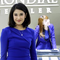 Sebagai brand ambassador, bintang ‘Ada Apa dengan Cinta’ ini mendapat kesempatan untuk mengurasi koleksi perhiasan Miss Mondial. Sebagai hasil penjualan Sahabat Dian akan disumbangkan untuk Yayasan Dian Sastrowardoyo. Foto: Foto: Mohammad Abduh/Wolipop
