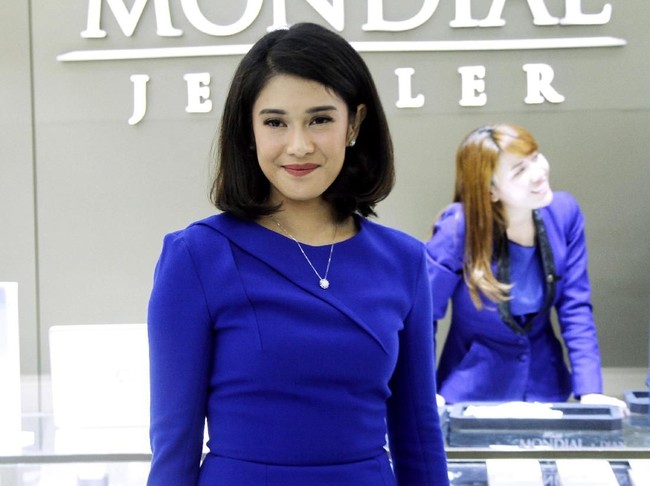 Untuk liontin, berlian yang paling besar digunakan bernilai 0.82 karat, sedangkan ragam cincin pada koleksi ini memiliki berlian paling besar 0.714 karat. Sementara koleksi anting hadir dengan berlian 1.113 karat. Harganya mulai dari Rp 27 juta.  Foto: Foto: Mohammad Abduh/Wolipop