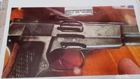 Foto: Pistol jenis FN yang digunakan tersangka menembak Herdi. (Matius Alfons-detikcom)