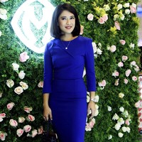 Kendati pilihan busananya jauh dari kesan mencolok, pesona Dian Sastrowardoyo tetap terpancar lewat polesan wajah yang minimalis sehingga mempertegas kecantikan alaminya. Ia juga menyempurnakan gayanya dengan hand bag dan heels berwarna nude.  Foto: Foto: Mohammad Abduh/Wolipop