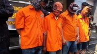 Foto: Empat tersangka itu yakni AS alias N (41) berperan sebagai eksekutor, JS (36) berperan membonceng AS saat beraksi, PWT alias OP dan SM alias YD perannya mengawasi. (Matius-detikcom)