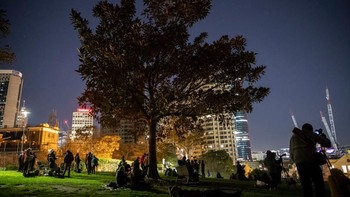 Orang-orang di Australia tampak sangat antusias menyambut peristiwa alam istimewa ini. Foto: Getty Images