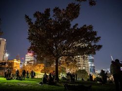 Antusiasme Warga Dunia Sambut Gerhana Bulan Terlama