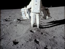 Potret Bersejarah Para Astronot Injak Permukaan Bulan