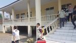 Foto: KPK Geledah-Bawa 1 Koper dari Ruangan DPRD Lampung Selatan