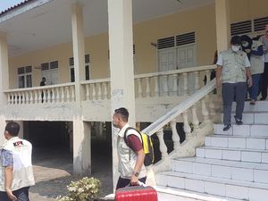 KPK Bawa 1 Koper Berkas Usai Geledah Ruang DPRD Lampung Selatan