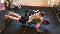Mark menyempatkan diri olahraga dengan peralatan gym di rumah sambil mengasuh anak. (Foto: Facebook/Mark Zuckerberg)