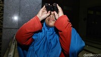 Ada juga yang membawa teropong untuk memantau gerhana bulan total biar lebih maksimal.